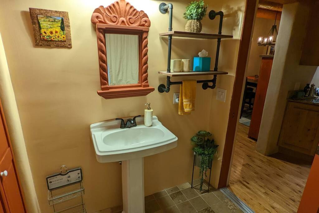 Magical Santa Fe Stay, Minutes From Town Square, Sleeps 4, Includes Free Parking And Outdoor Hot Tub! Exteriér fotografie